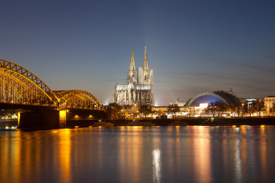 科隆城市夜景，展示了著名的大教堂和Hohenzollernbrücke