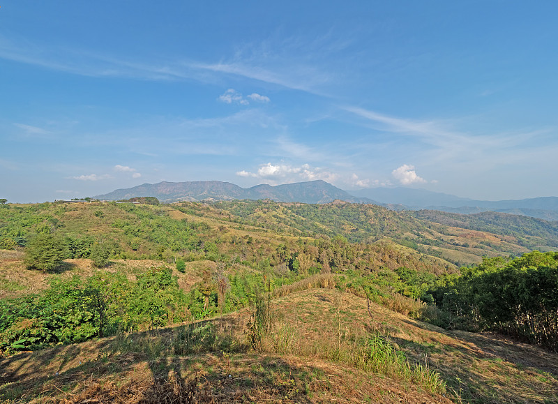 山地背景的高地景观视图