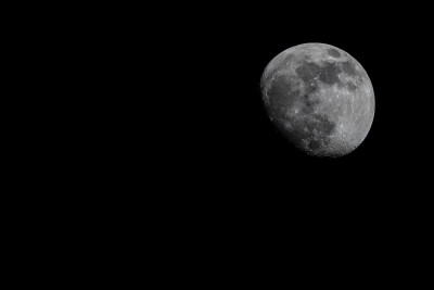 月夜，月亮上右