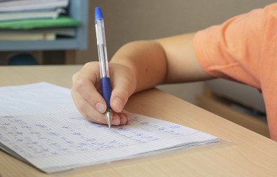 孩子在家里做数学作业。自我教育