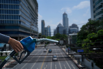 在高速公路模糊的背景上拿着燃油喷嘴