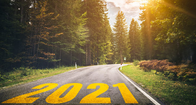 2021年新年旅行和未来愿景的概念。