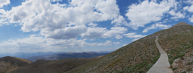 卡塔(土耳其):通往著名的内姆鲁特山(Nemrut Dagi)顶峰的小径。公元前62年，国王安条奥库