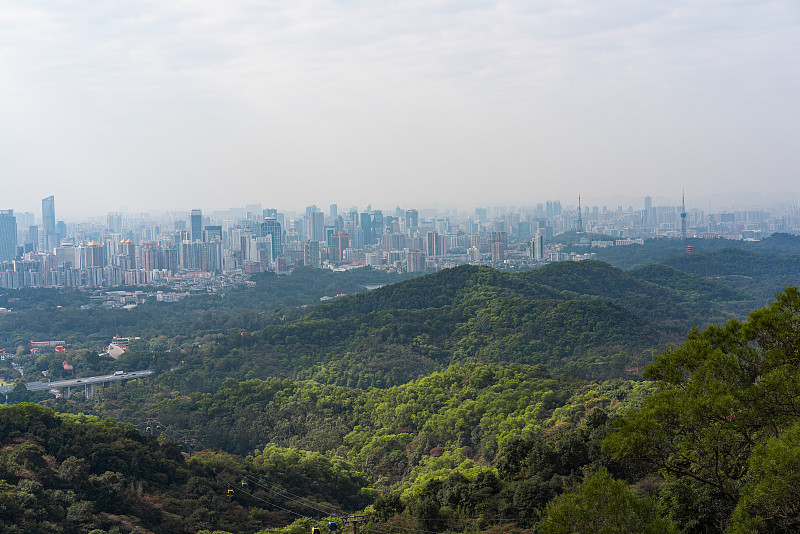 在白云山山顶拍摄广州市中心