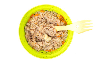 荞麦粥在一个碗用勺子。游客碗里的粥。旅游食品。