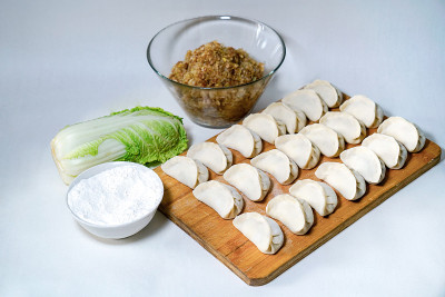 中国传统美食饺子。中国传统节日美食饺子。彩色饺子
