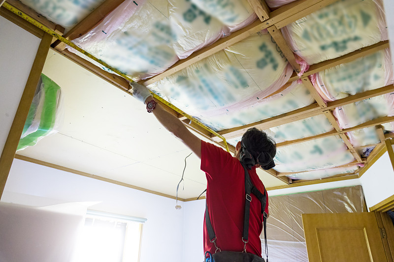 建筑工人正在改造房屋