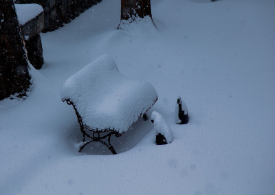 在大雪中孤立的雪长凳