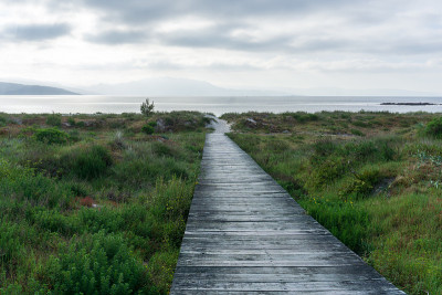 木板路，菲尼斯特雷早晨阳光下的海滩，西班牙加利西亚的风景，在春天的一天