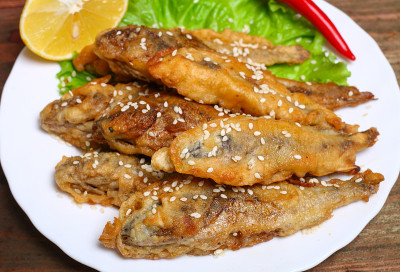 这是一盘西班牙波querones油炸玉米饼的特写