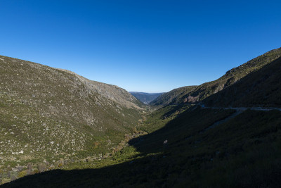 在塞拉达埃斯特雷拉自然公园的泽泽雷冰川山谷(Vele Glacial do Zezere)