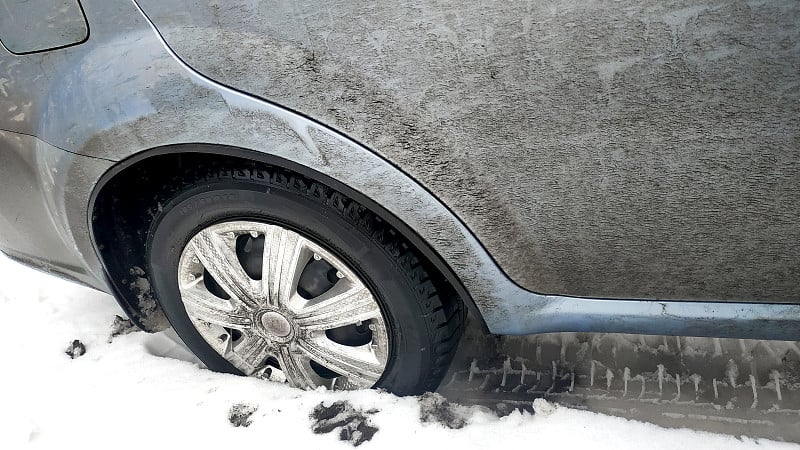 雪地里的汽车车轮。雪地里的轮胎。冬用轮胎。