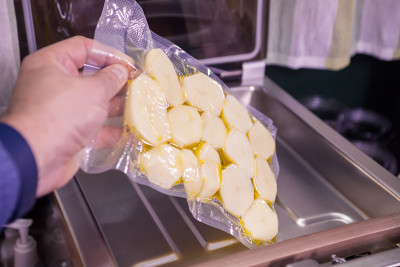 使用真空封口机进行食品包装的人员。
