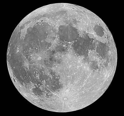 午夜时分，黑色的天空上挂着一个大大的月亮