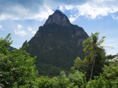 圣卢西亚，加勒比群岛，从路边瞭望台的Piton山的近景