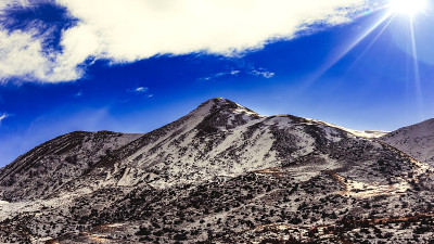 山顶上覆盖着雪景