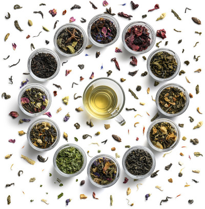 大钟形茶具。顶视图上的白色背景