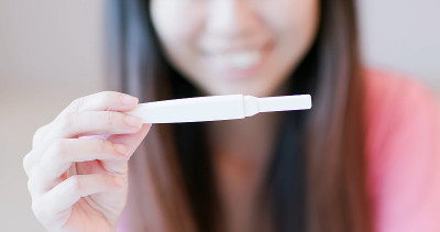 看验孕棒的女人