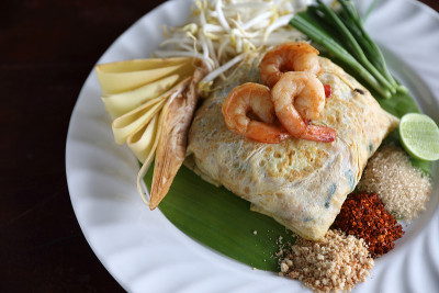 当地泰国食物泰式炒面加虾
