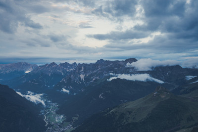 高山峻岭引人注目的景观