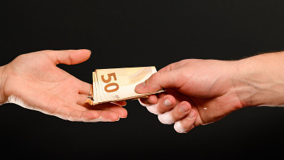 买卖移动电话，零售，用欧元现金支付商品。