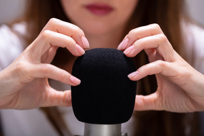 女人用指甲挠来发出自发性知觉经络反应的声音