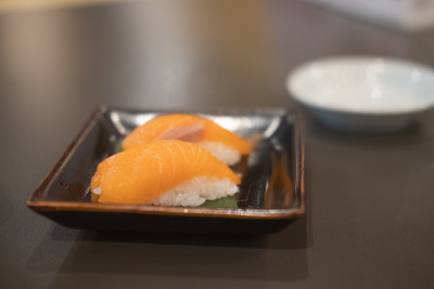 经典的生鲑鱼寿司。日本食品