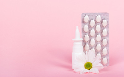 鼻喷剂和药片。过敏和疾病。鼻滴。本空间