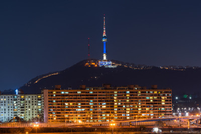 韩国，晚上的首尔，韩国城市的天际线。