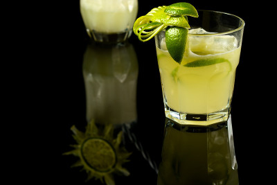 柠檬凯匹林亚鸡尾酒(caipiinha)是典型的巴西饮料，照片摄于一张深色玻璃桌子上