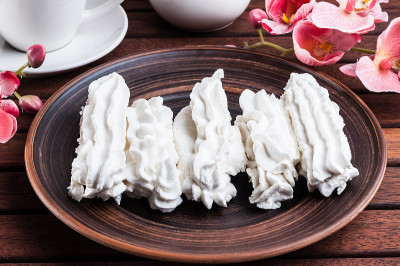 盘子里有白色棉花糖和咖啡