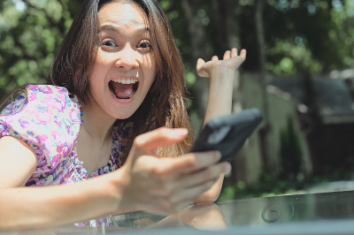 年轻女子在玩手机的时候享受着情感
