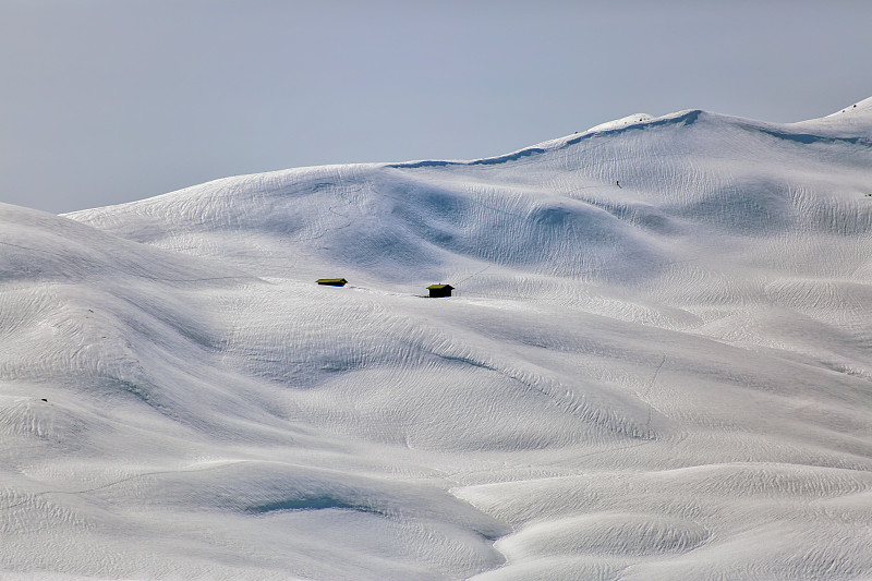 在法国阿尔卑斯山的滑雪道外