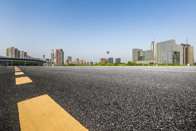 全景天际线和现代商业办公建筑与空的道路，空的混凝土广场地板