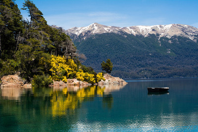 山和湖，夏季景观。