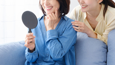 亚洲母女在客厅照镜子