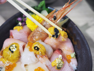 一碗混合的新鲜金枪鱼寿司;本uro otoro, chutoro，扇贝，虾和海胆上面的鲑鱼卵，再配上