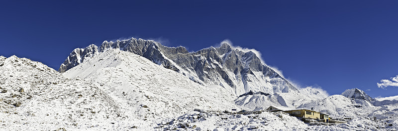 高海拔冬季旅馆雪山山峰Nuptse Lhotse喜马拉雅山