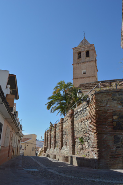 圣玛丽亚教堂的钟楼和墙壁阳光明媚的一天，Velez Malaga