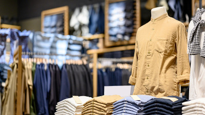 男士衬衫在服装店的人体模型上展示
