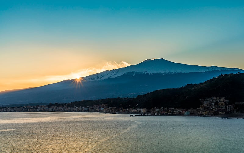 埃特纳火山和阳光