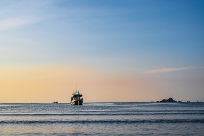 从泰国huahin Prachuap Khiri Khan的Khao Takiab海滩美丽的日出景色