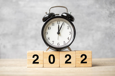 2022文本与时钟在桌子上。决心、时间、计划、目标、动力、重启、倒计时和新年假期概念