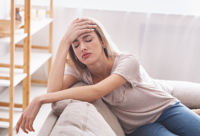 女孩感觉糟糕。孤独的在家