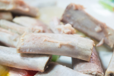 特写煮猪肉骨背景