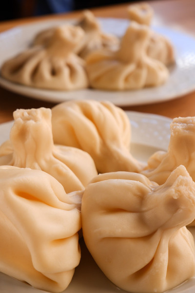 美丽的多汁的khinkali。国家食品。