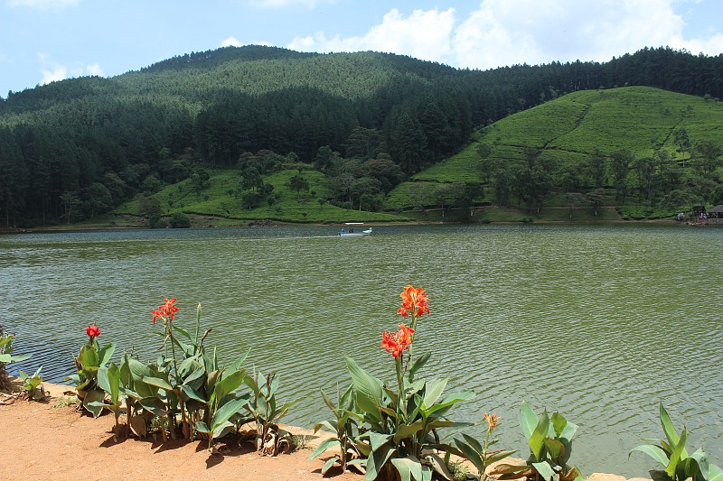 森布瓦塔湖，马塔拉/斯里兰卡-森布瓦塔湖的景色，以山为背景