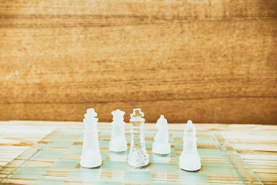 国际象棋眼镜上的棋盘游戏。以复古木地板为背景的概念竞赛商业成功。用复制空间添加文本