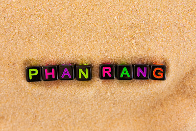 “Phan Rang”(英文中越南的度假胜地名称)是由沙滩上黑色方块上的彩色字母组成的