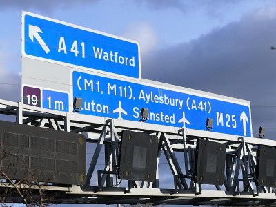 英国赫特福德郡19路口附近的M25高速公路标志